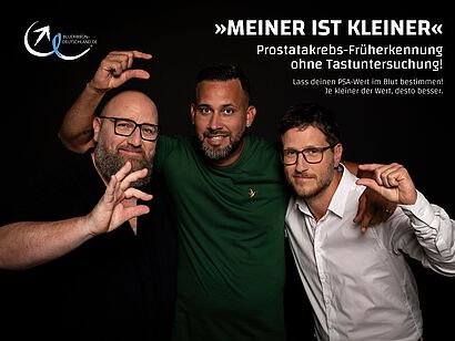 Drei Männer, die Zeigefinger und Daumen eng beieinander zeigen. Überschrift "Meiner ist kleiner" Prostatakrebs-Früherkennung ohne Tastuntersuchung